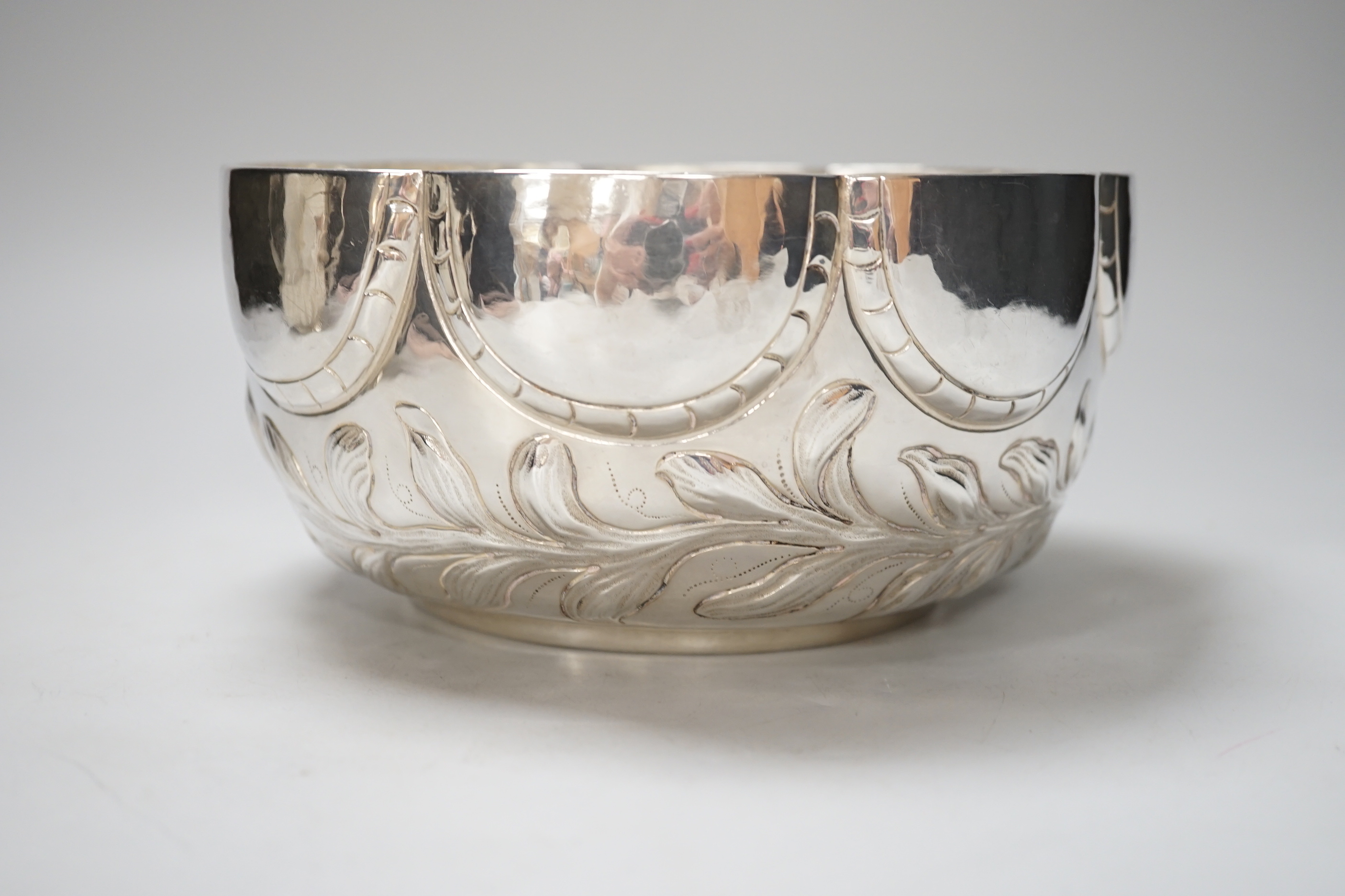 An Elizabeth II early 17th century style silver bowl, London 1968, diameter 19.5cm, 435 grams
